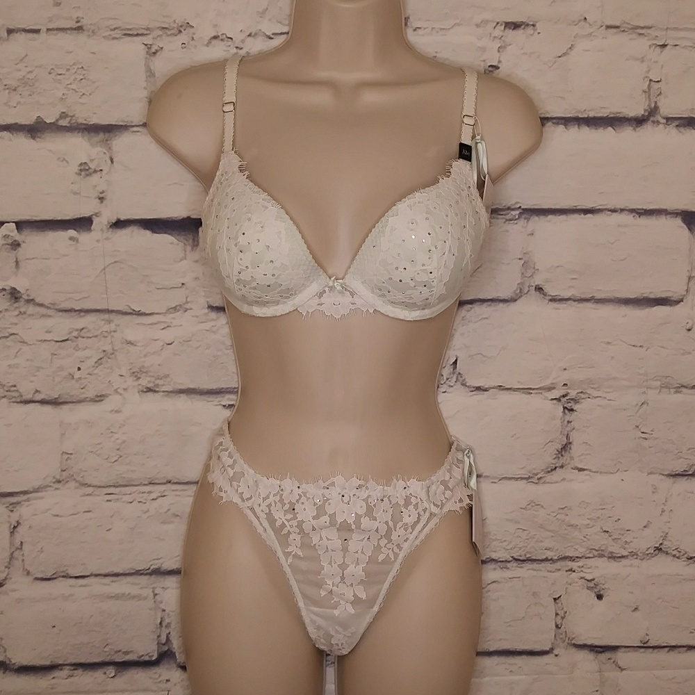 Nwt Victoria's Secret bra and panty set 32C/M